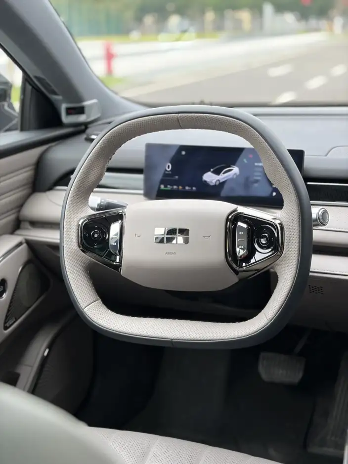 Geely Galaxy E8 PHEV 2025 Model 130km EM-i Premium Edition – фото 9