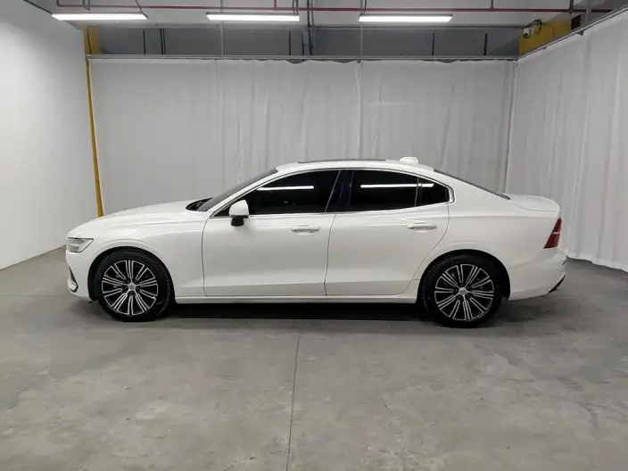 Volvo S60 2022 Model B4 Smart Range Deluxe Edition