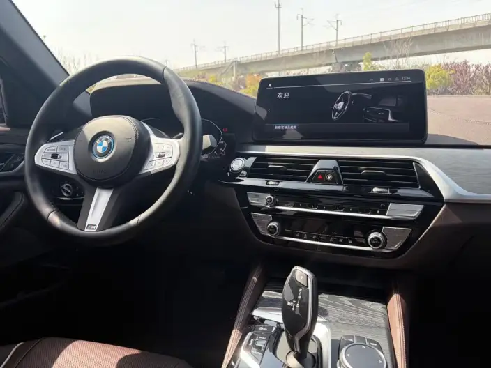 BMW 5 Series PHEV 2022 Model Facelift II 535Le M Sports Set – фото 10
