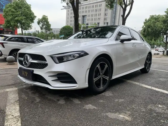 Mercedes-Benz A-class 2022 Model Facelift II A 200 L Sports sedan Fashion Edition – фото 1