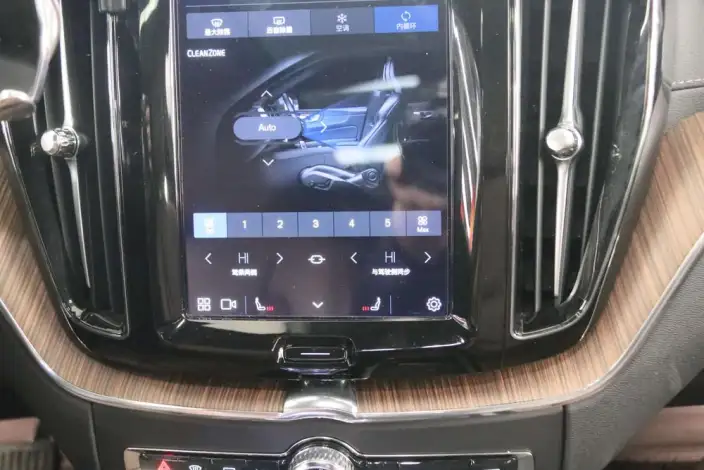 Volvo XC60 2023 Model B5 4WD Smart Range Deluxe Edition – фото 7