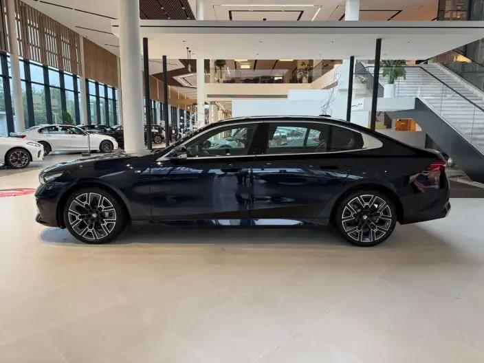 BMW 5 Series 2025 Model 530Li Exclusive Model M Sports Set – фото 3