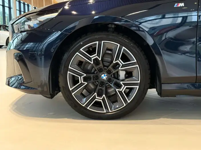 BMW 5 Series 2025 Model 530Li Exclusive Model M Sports Set – фото 9