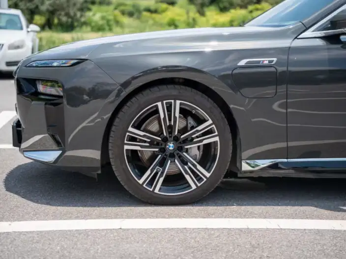 BMW i7 2023 Model xDrive60L Luxury Set – фото 6