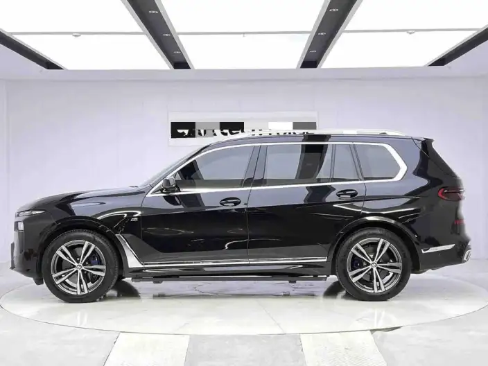 BMW X7 2023 Model xDrive40i Exclusive Model M Sports Set – фото 4
