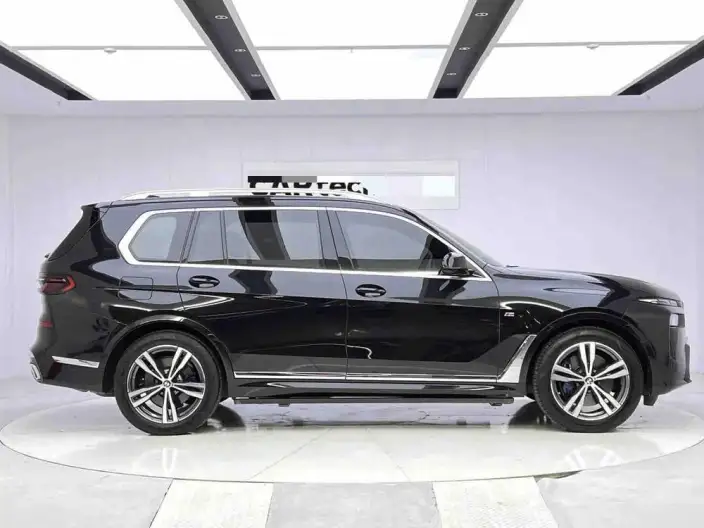 BMW X7 2023 Model xDrive40i Exclusive Model M Sports Set – фото 8