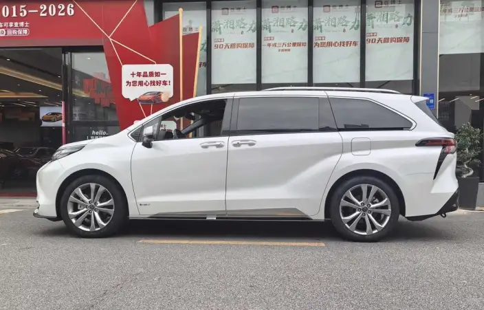 Toyota Sienna 2024 Model Hybrid 2.5L Platinum edition