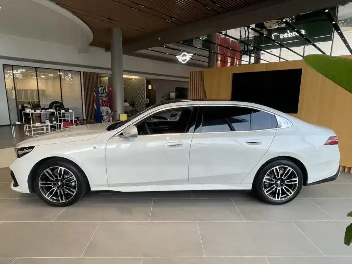 BMW 5 Series 2025 Model 525Li M Sports Set