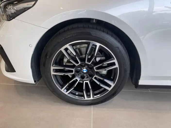 BMW 5 Series 2025 Model 525Li M Sports Set – фото 5