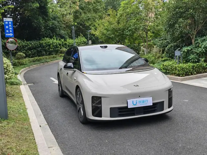 Li Auto i6 2025 Model 4WD Standard Edition