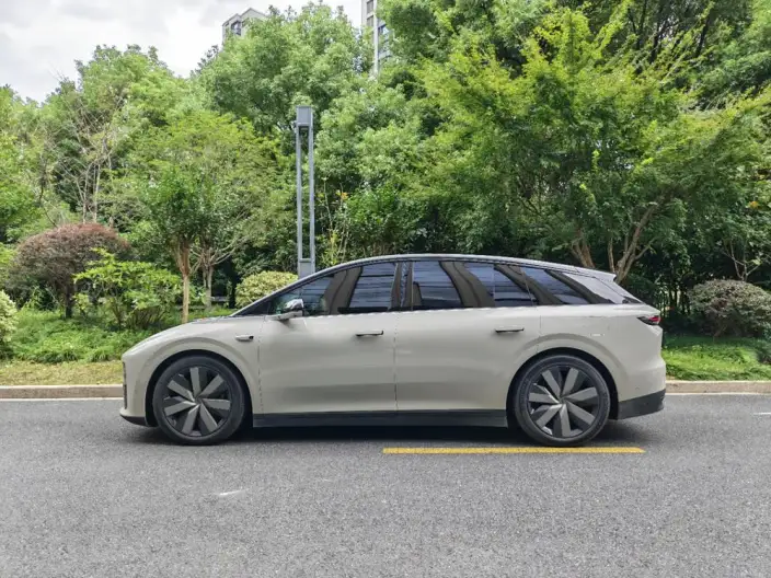 Li Auto i6 2025 Model 4WD Standard Edition