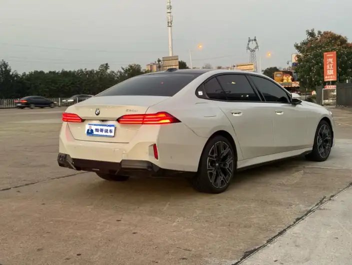 BMW 5 Series 2026 Model 530Li Exclusive Model M Sports Set – фото 6