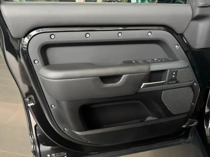 Land Rover Defender 2023 Model 110 3.0T X P400 – фото 8