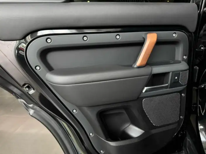 Land Rover Defender 2023 Model 110 3.0T X P400 – фото 10