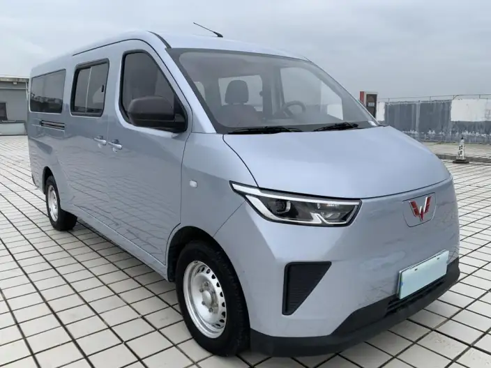 Wuling Yangguang 2024 Model 300km Comfort Model Passenger car Edition 75kW