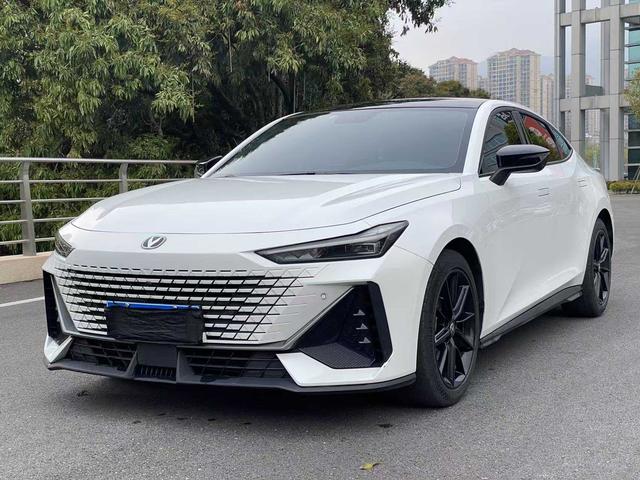 Changan UNI-V 2022 1.5T Excellence – фото 1