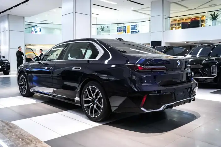 BMW 7 Series 2023 Model 735Li M Sports Set – фото 4