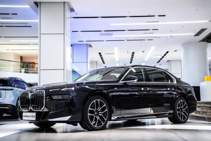 BMW 7 Series 2023 Model 735Li M Sports Set – фото 8