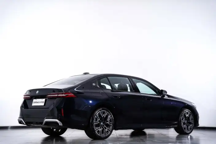 BMW 5 Series 2025 Model 530Li Exclusive Model M Sports Set – фото 5