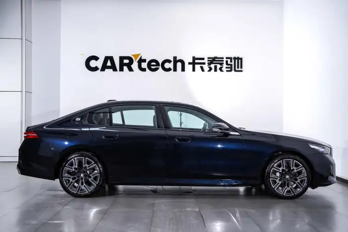 BMW 5 Series 2025 Model 530Li Exclusive Model M Sports Set – фото 6