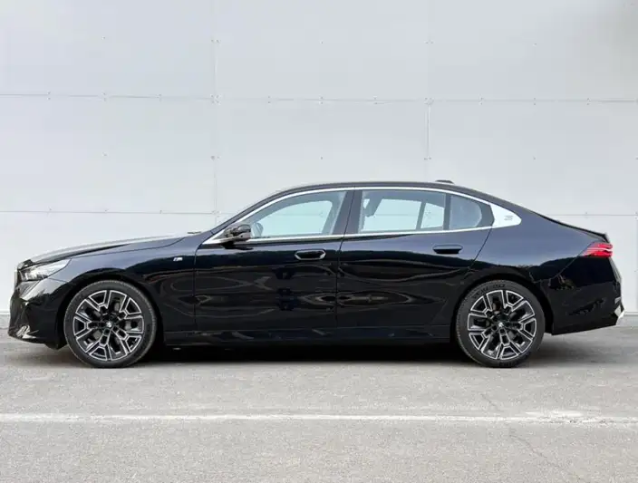 BMW 5 Series 2025 Model 530Li Exclusive Model M Sports Set – фото 3