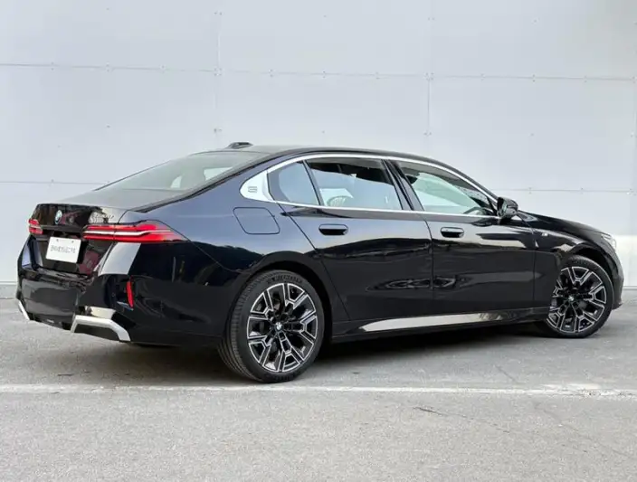 BMW 5 Series 2025 Model 530Li Exclusive Model M Sports Set – фото 5