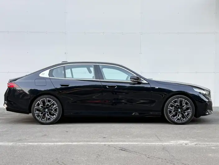 BMW 5 Series 2025 Model 530Li Exclusive Model M Sports Set – фото 6