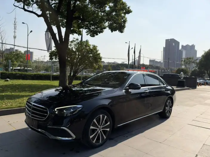 Mercedes-Benz E-Class PHEV 2023 Model E 350 e L sedan – фото 1