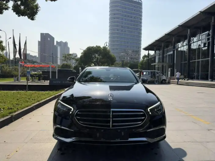 Mercedes-Benz E-Class PHEV 2023 Model E 350 e L sedan – фото 2