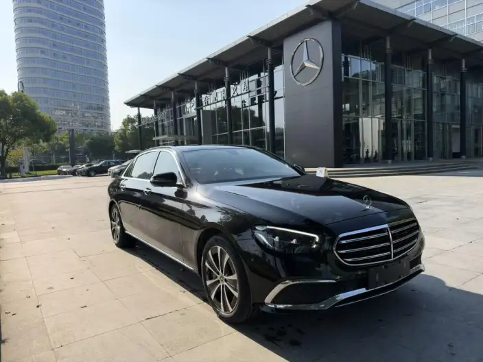 Mercedes-Benz E-Class PHEV 2023 Model E 350 e L sedan – фото 3