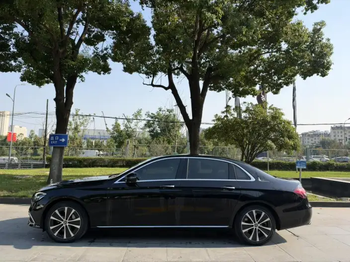 Mercedes-Benz E-Class PHEV 2023 Model E 350 e L sedan – фото 4