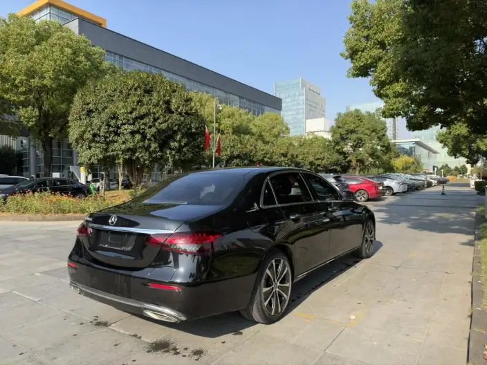 Mercedes-Benz E-Class PHEV 2023 Model E 350 e L sedan – фото 7