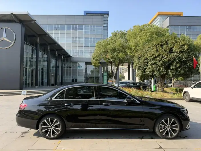 Mercedes-Benz E-Class PHEV 2023 Model E 350 e L sedan – фото 8