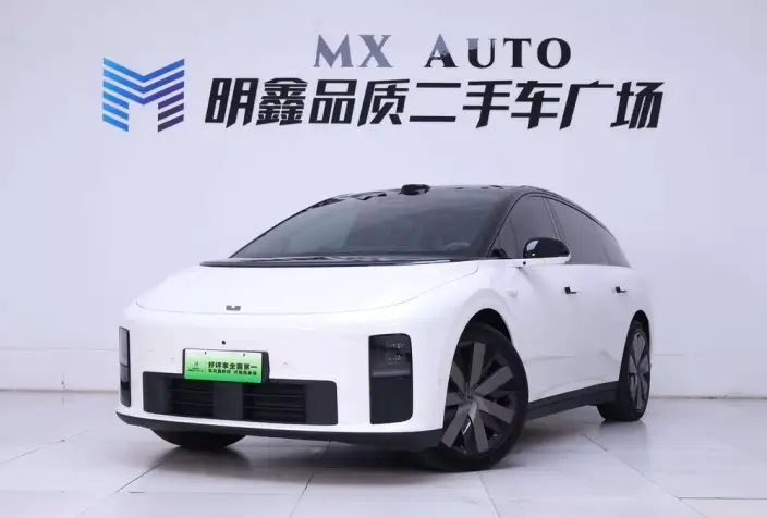 Li Auto i6 2025 Model 4WD Standard Edition – фото 1