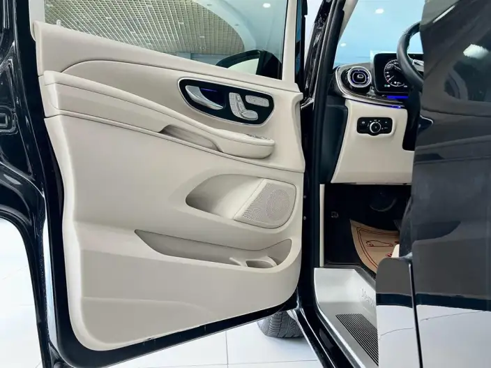 Mercedes-Benz V-Class 2024 Model V 300 Pilot Edition – фото 10