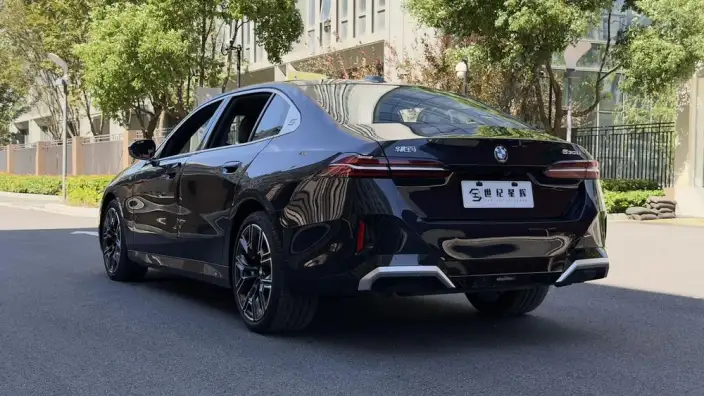 BMW 5 Series 2025 Model 530Li Exclusive Model M Sports Set – фото 4