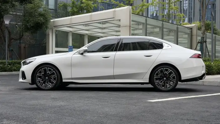 BMW 5 Series 2025 Model 530Li Exclusive Model M Sports Set – фото 4