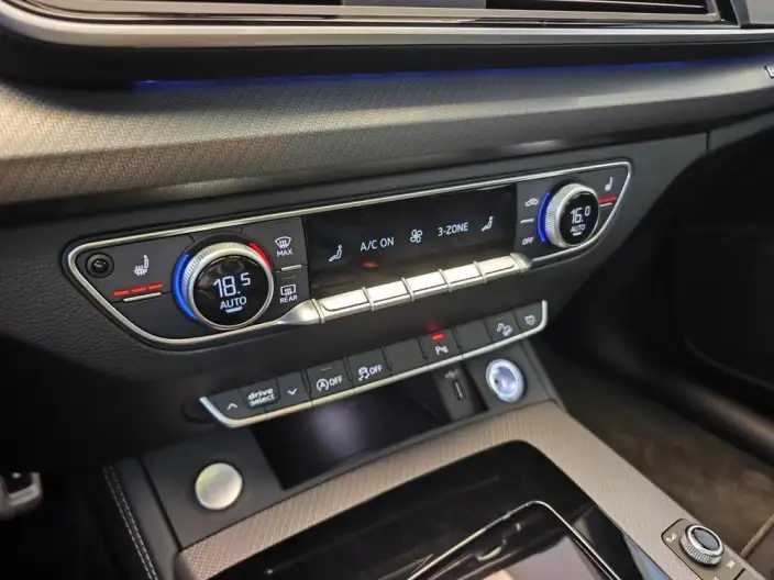 Audi Q5L 2025 Model quattro 45th Anniversary Collector Edition Edition 40TFSI Luxury Dynamic Model – фото 5