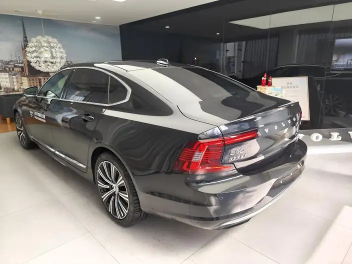 Volvo S90 2025 Model B5 Smart Range Deluxe Edition