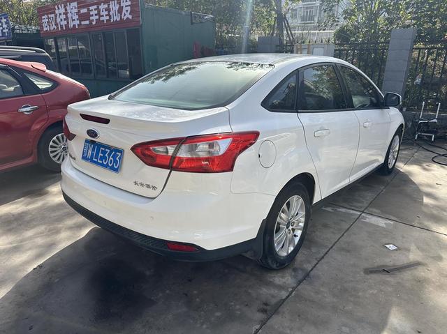 Ford Focus Sedan 2012 1.6L Automatic Comfort – фото 8