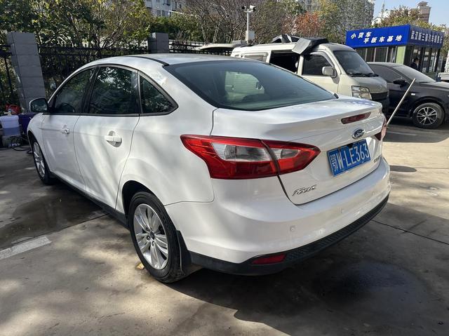 Ford Focus Sedan 2012 1.6L Automatic Comfort – фото 9