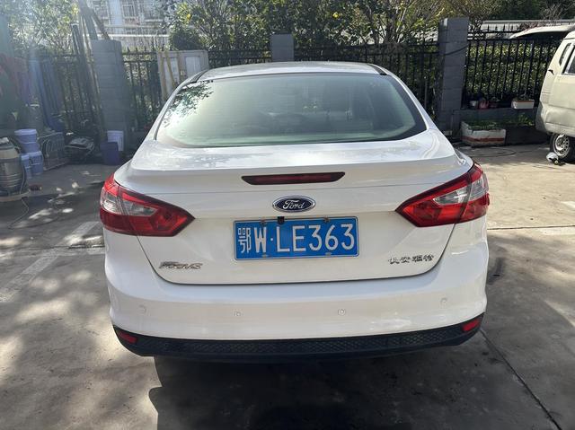 Ford Focus Sedan 2012 1.6L Automatic Comfort – фото 10
