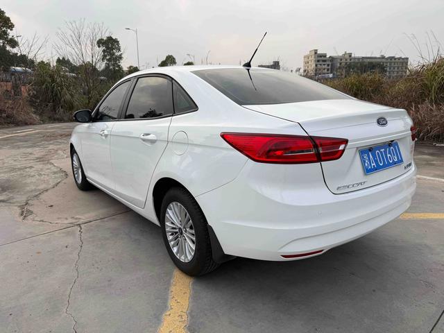 Ford Focus 2015 1.5L Manual Comfort – фото 6