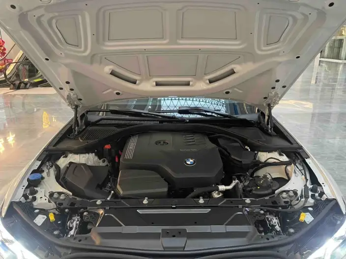 BMW 3 Series 2025 Model 325i M Sports Set – фото 6