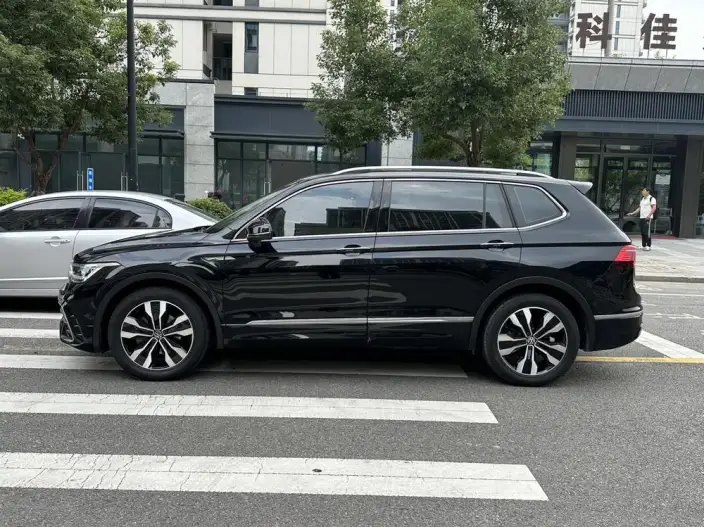 Volkswagen Tiguan L 2022 Model 330TSI Automatic 2WD R-Line Enjoy the version more – фото 4