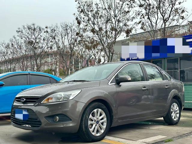 Ford Focus 2013 Sedan Classic 1.8L Manual Base – фото 1