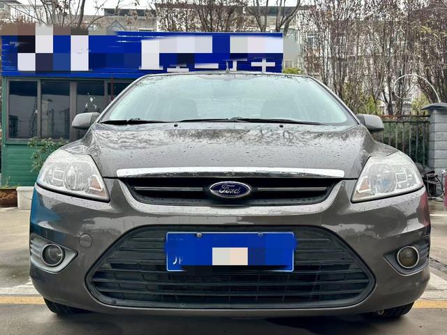 Ford Focus 2013 Sedan Classic 1.8L Manual Base – фото 2