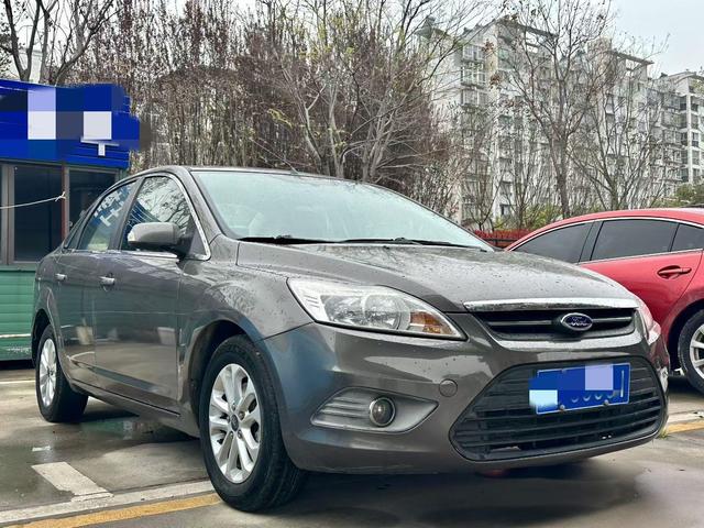 Ford Focus 2013 Sedan Classic 1.8L Manual Base – фото 3
