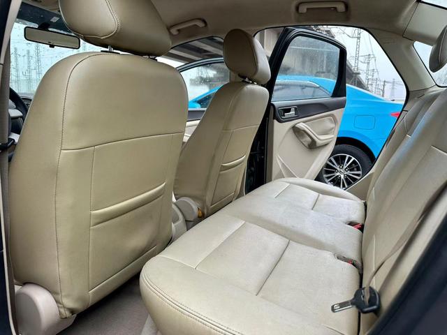 Ford Focus 2013 Sedan Classic 1.8L Manual Base – фото 4