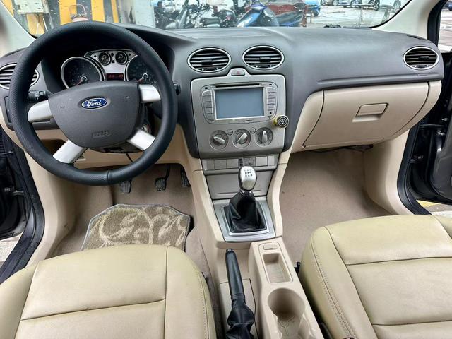 Ford Focus 2013 Sedan Classic 1.8L Manual Base – фото 5